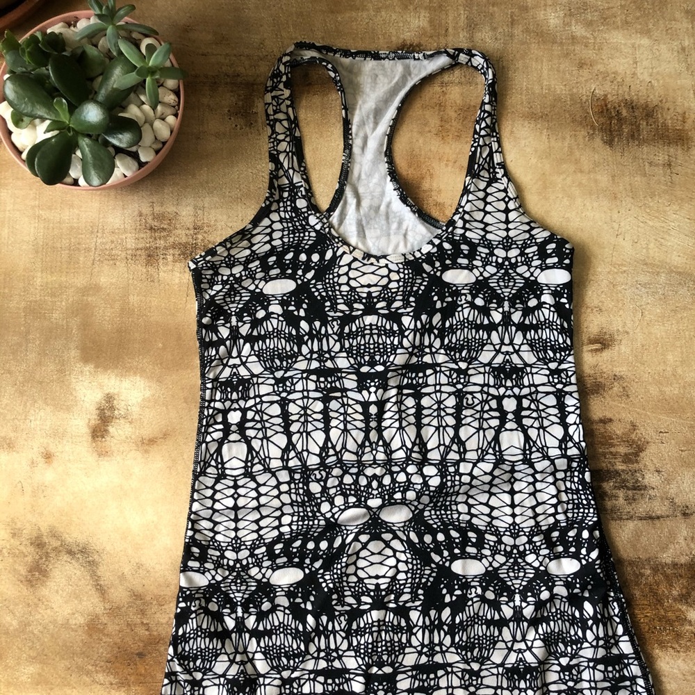 LULULEMON Cool Racerback Black & White size 6